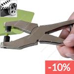 Manual eyeletting plier for eyelets