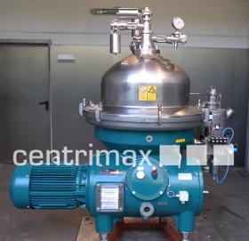 Self-cleaning disc centrifuge