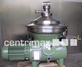 Self-cleaning disc centrifuge