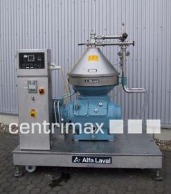 Self-cleaning disc centrifuge