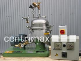 Self-cleaning disc centrifuge