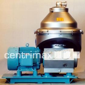 Self-cleaning disc centrifuge