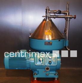 Self-cleaning disc centrifuge