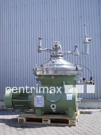 Self-cleaning disc centrifuge