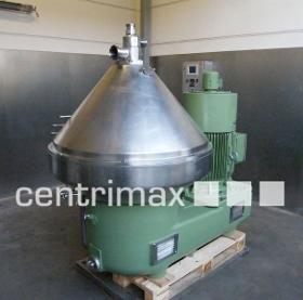 Self-cleaning disc centrifuge