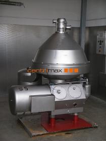 Self-cleaning disc centrifuge