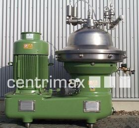 Self-cleaning disc centrifuge