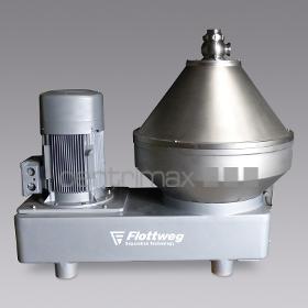 Self-cleaning disc centrifuge