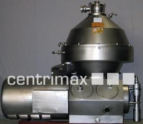 Self-cleaning disc centrifuge