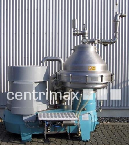 Self-cleaning disc centrifuge