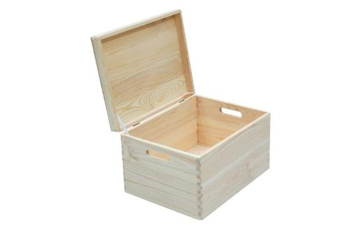 Box with a lid made of pine wood.