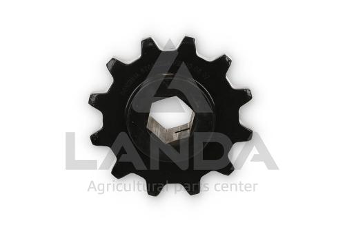 Sprockets of conveyor chains for combine harvester