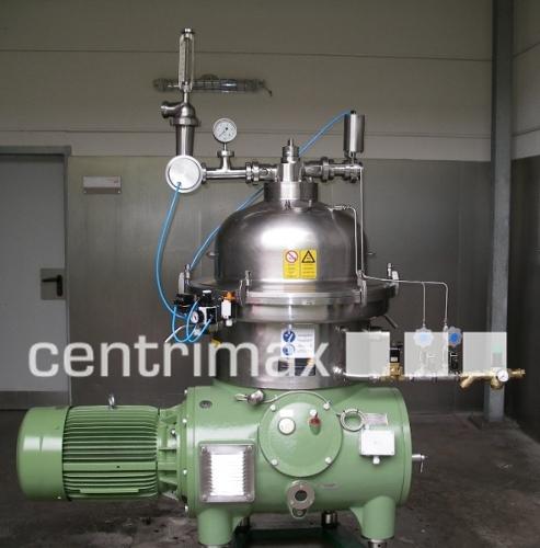 Self-cleaning disc centrifuge