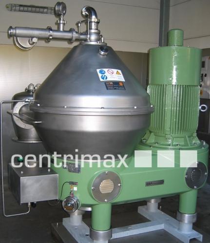 Self-cleaning disc centrifuge