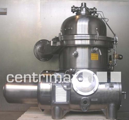 Self-cleaning disc centrifuge