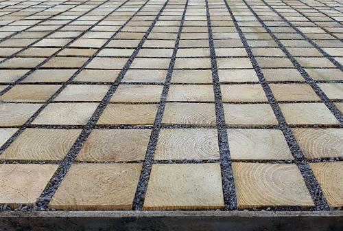 Square wooden paving