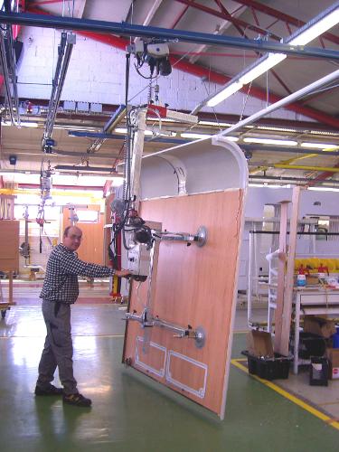 Vacuum lifter for vertical handling