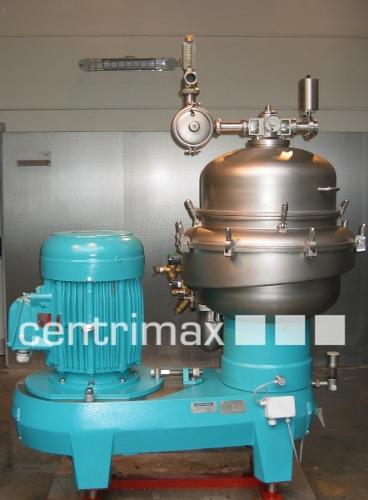 Self-cleaning disc centrifuge